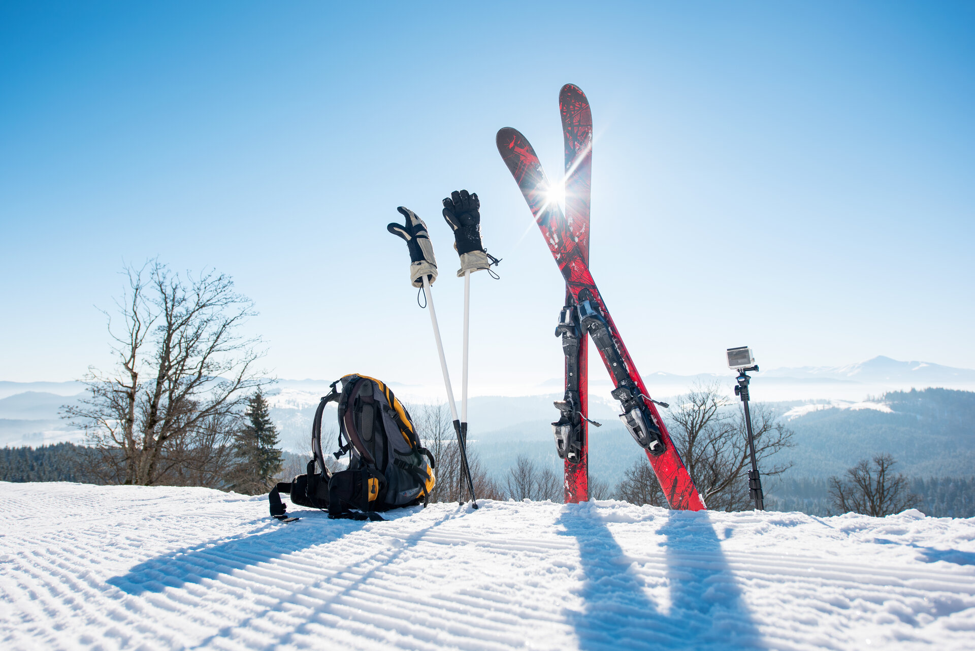 útirok skíð poles and backpack on the mountain